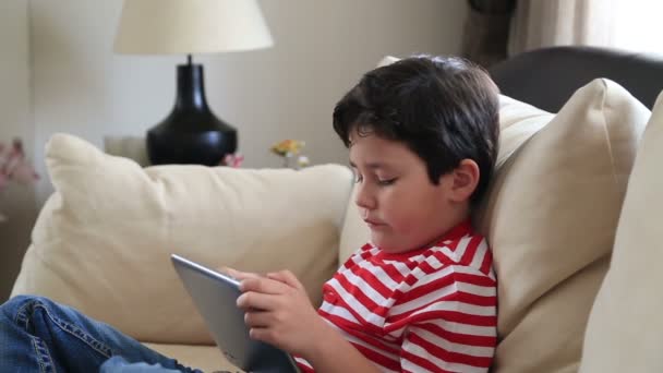 Niño pequeño con tableta digital 3 — Vídeos de Stock