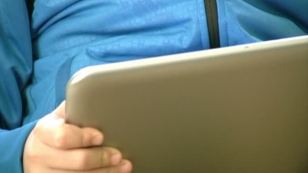 Bambino utilizzando un PC Tablet touch screen — Video Stock