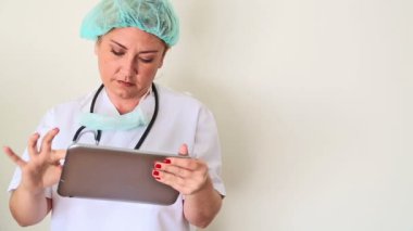 sorunlu kadın doktor dijital tablet kullanma