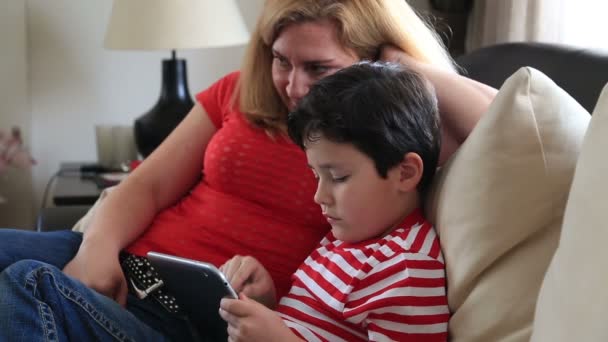 Мама и сын с цифровым планшетом. 2 недели — стоковое видео