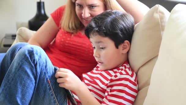 Мама и сын с цифровым планшетом — стоковое видео
