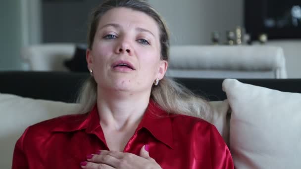 Mujer usando inhalador de asma — Vídeos de Stock