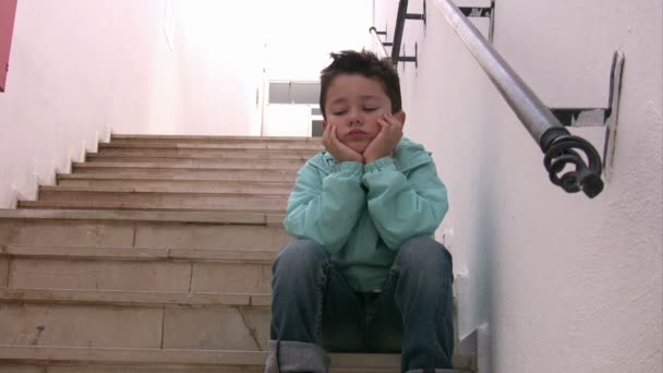 Samotny dziecko — Wideo stockowe