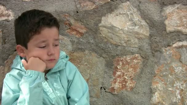 Niño triste. — Vídeo de stock