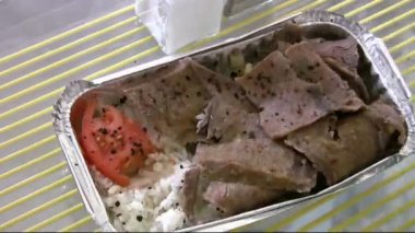 Döner yemek kadın