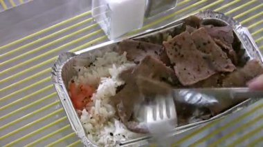 Döner yemek kadın