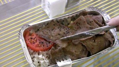 Döner yemek kadın