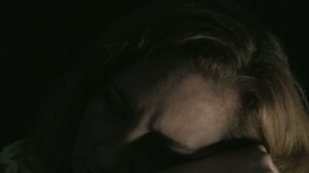 Suistimal edilmiş bir depresif kadın portresi — Stok video
