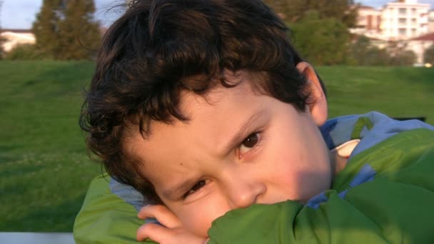 Portrét malého chlapce — Stock video