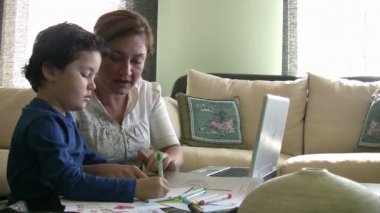evde çalışan anne