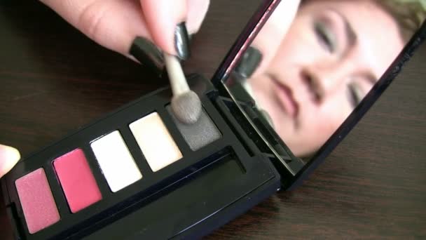 Kvinnor tillämpa makeup — Stockvideo