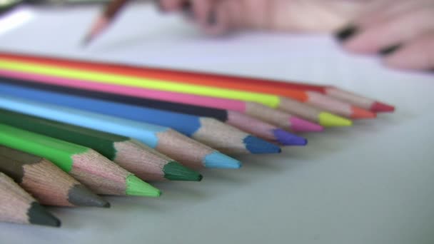 Ζωγραφική με χρωματιστά μολύβια — Αρχείο Βίντεο