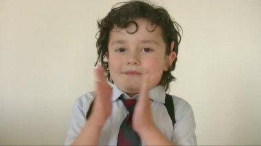 küçük çocuk alkışlar