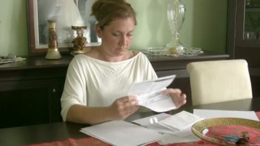 finansal sorunlar yaşamaya kadın