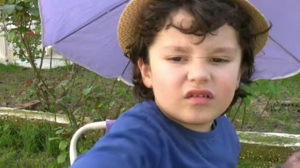 Lille dreng græder – Stock-video