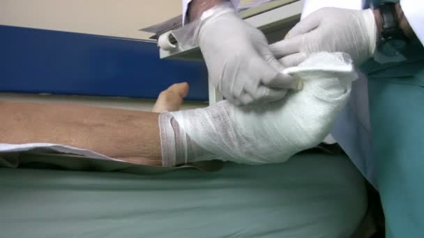 의사가 붕대를 감는 당뇨병 발 — 비디오