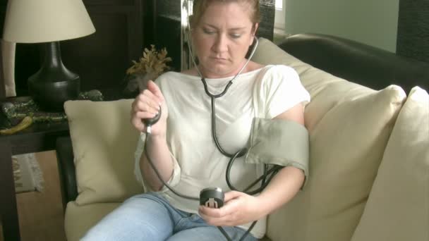 Жінка перевіряє кров'яний тиск — стокове відео