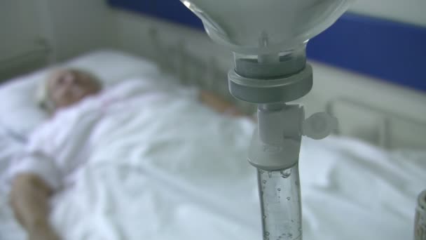 Zieke vrouwen in ziekenhuis kamer — Stockvideo