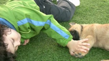 Küçük çocuk ve köpek yavrusu