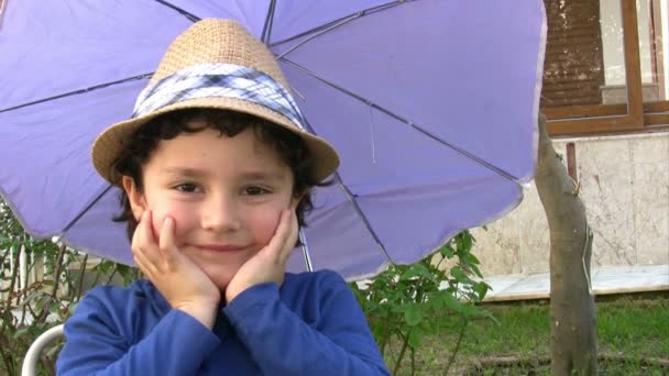Маленький мальчик в шляпе — стоковое видео