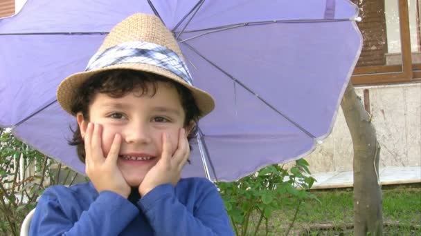 Niño pequeño con sombrero de sol — Vídeos de Stock