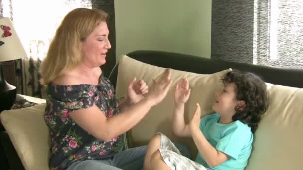 Mãe e filho juntos — Vídeo de Stock