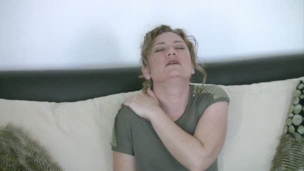 Mulher com dor no pescoço — Vídeo de Stock