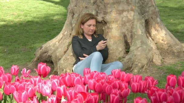 Femmes parlant au téléphone — Video