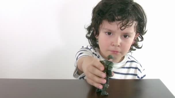 Pequeño niño jugando con juguete — Vídeo de stock