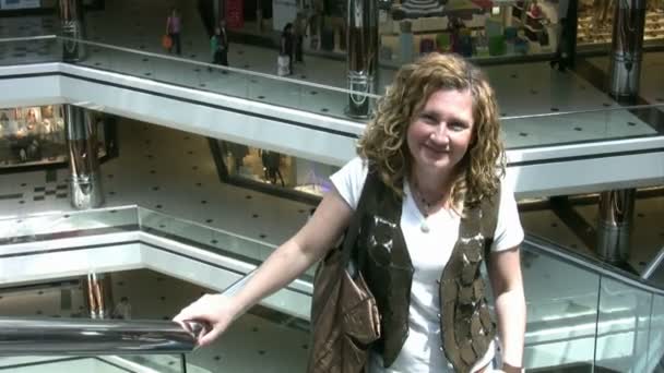 Portret van een vrouw in shopping center — Stockvideo