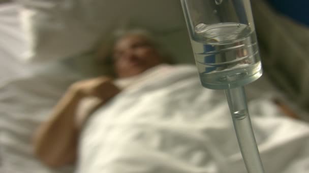 Άρρωστος διαβητικά γυναίκες σε δωμάτιο νοσοκομείου — Αρχείο Βίντεο