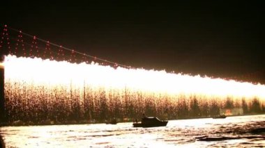 Köprüde dökme havai fişek
