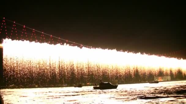 Fuegos artificiales vertiendo en el puente — Vídeos de Stock