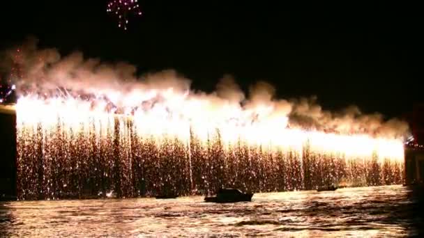 Fuegos artificiales vertiendo en el puente — Vídeo de stock