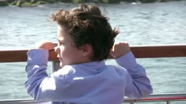 Kleine jongen op het schip — Stockvideo