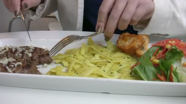 Mujer almorzando en un restaurante — Vídeos de Stock