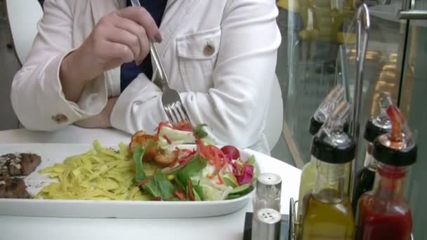 Restoranda yemek yiyen bir kadın. — Stok video