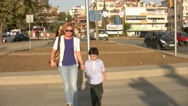 Mother and son crossing the street — Stock Video