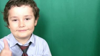 Kameraya gülümseyen ve işaret eden çocuk