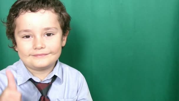 Kind lächelt in die Kamera und zeigt — Stockvideo