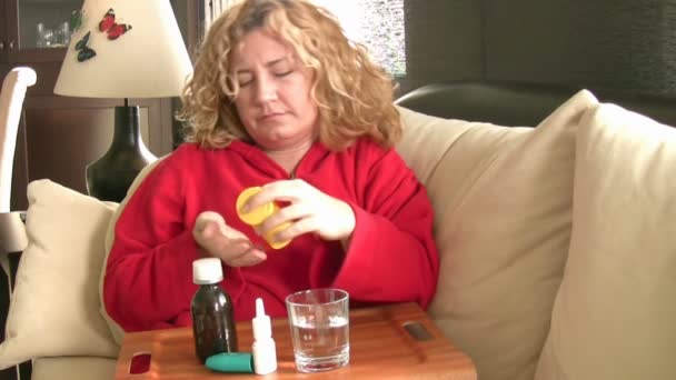 Больные женщины принимают таблетки. — стоковое видео