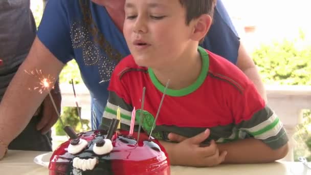 Little boys birthday party — Stock Video