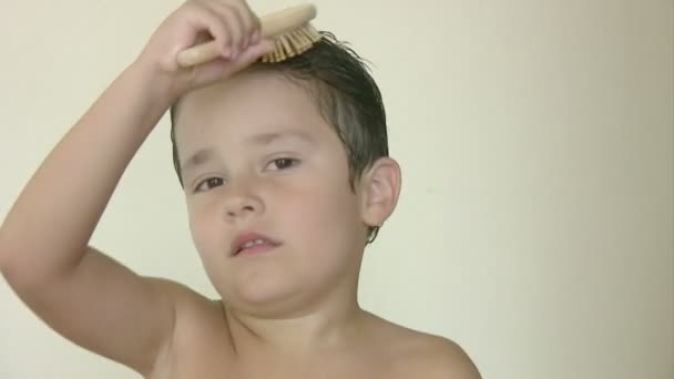 Niño cepillándose el pelo — Vídeos de Stock