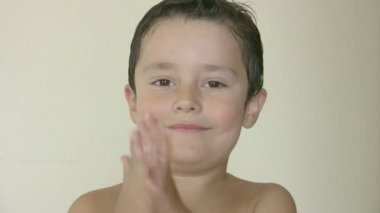 küçük çocuk alkışlar