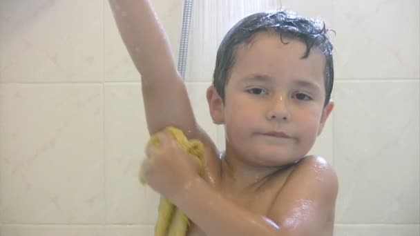 Niño en la ducha — Vídeo de stock