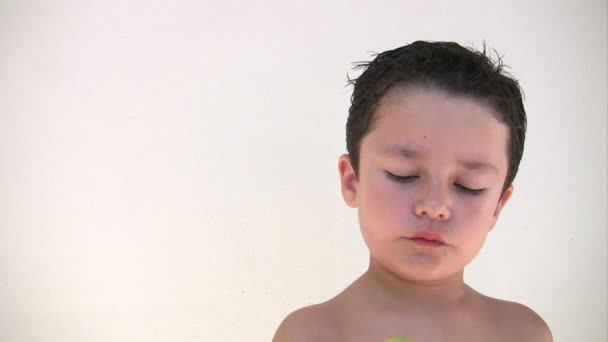小男孩在吃苹果 — 图库视频影像