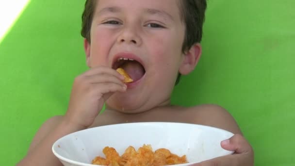 Menino comendo batatas fritas — Vídeo de Stock