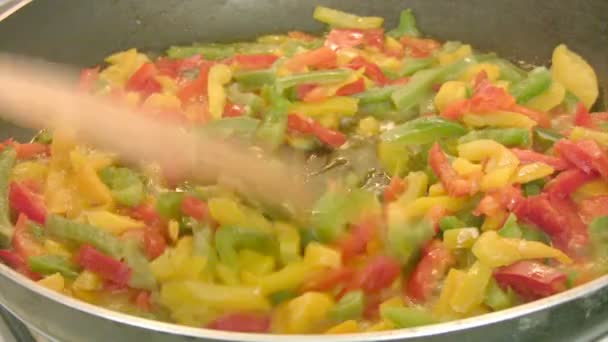 Peper koken in steelpan — Stockvideo