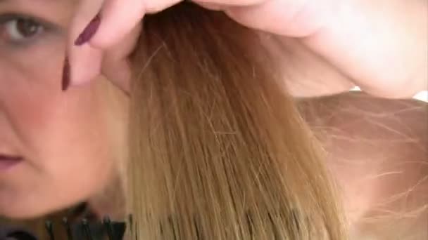 Mulher pentear o cabelo — Vídeo de Stock