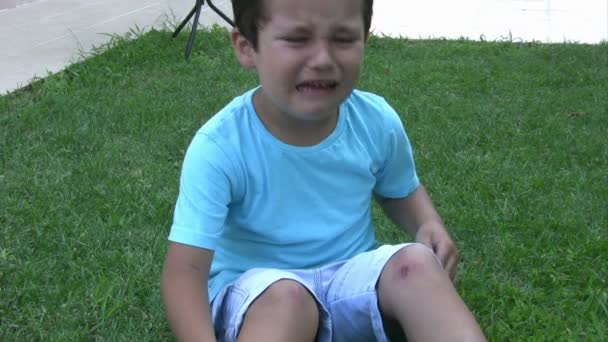 Injured little boy crying — Stock Video